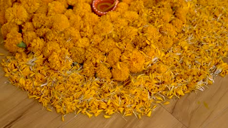 Niña-India-Haciendo-Rangoli-De-Flores