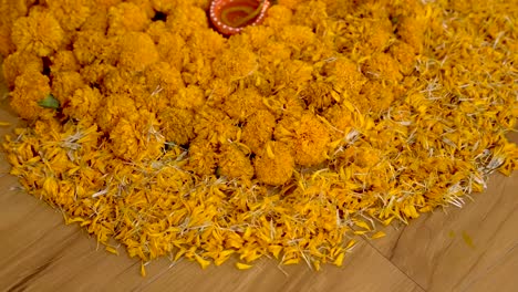 chica india haciendo rangoli de flores