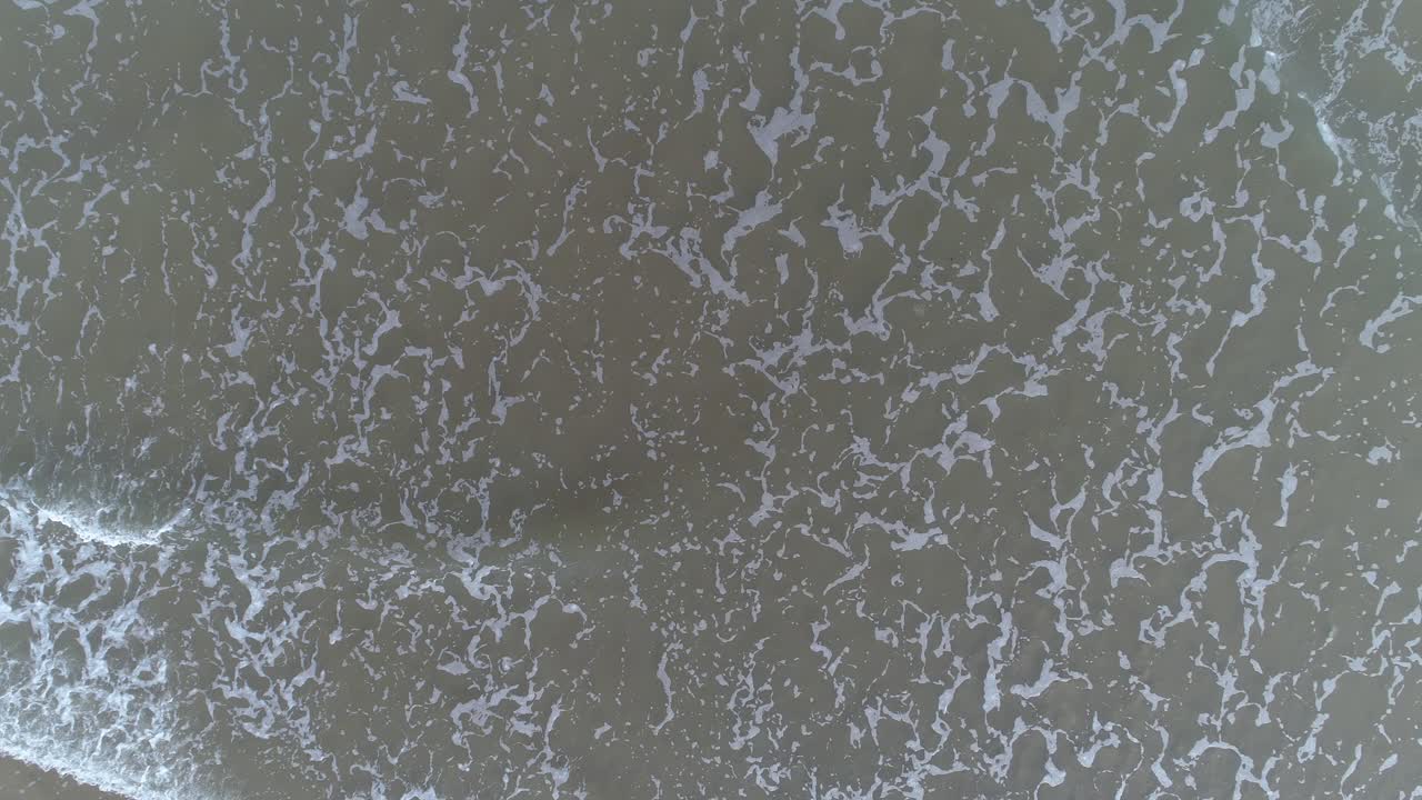 바다 조수 롤링 파도의 공중 무인 항공기보기 인도의 서쪽 ghats