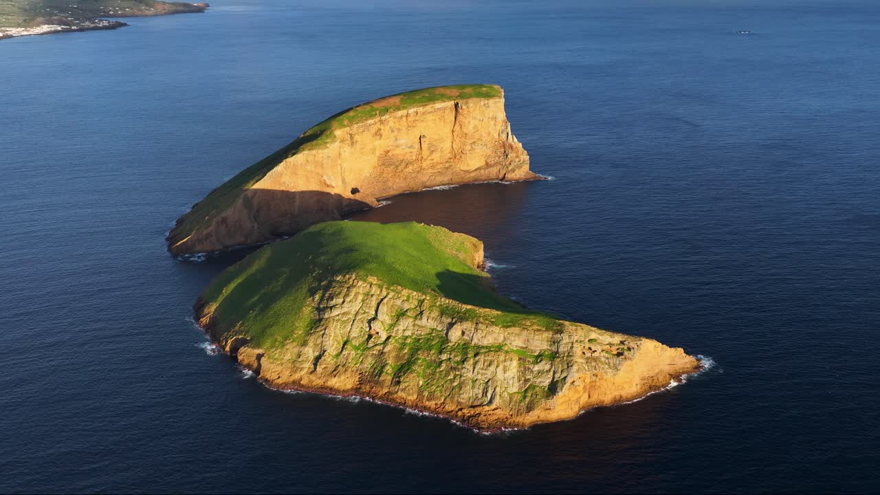 Vista con drone dall'alto al tramonto sulle iconiche isolette di Cabras, vicino a Terceira, Azzorre.