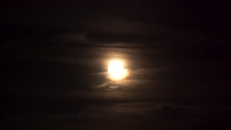 Nubes-De-Lapso-De-Tiempo-Que-Pasan-Por-La-Luna-De-Cosecha-Llena-De-Miedo-Espeluznante-En-La-Noche-4k