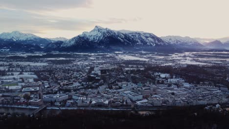 Wunderschöne-Luftaufnahme-Der-Schneebedeckten-Historischen-Stadt-Salzburg-In-Österreich