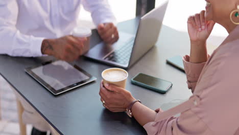 Laptop,-Brainstorming-Und-Hände-Von-Geschäftsleuten