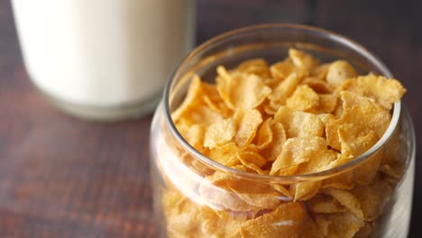 Cornflakes,-Banane-Und-Milch-Auf-Dem-Tisch