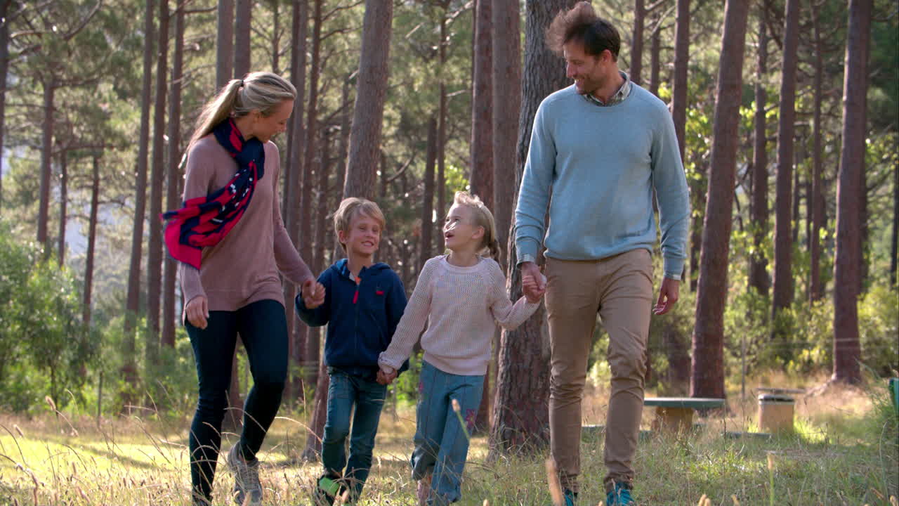 familia feliz caminando por el campo, cámara lenta