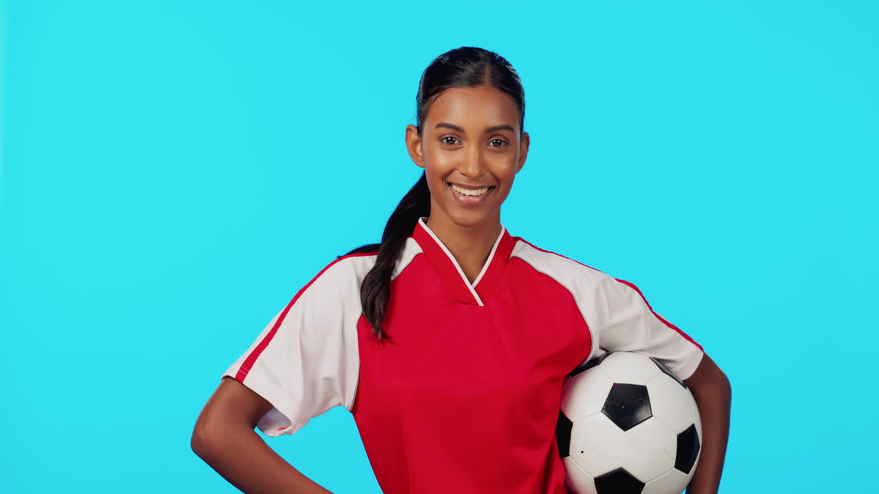Sport, sorriso o pallone da calcio per donna in studio