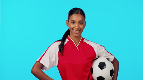 deportes, sonrisa o pelota de fútbol para la mujer en el estudio