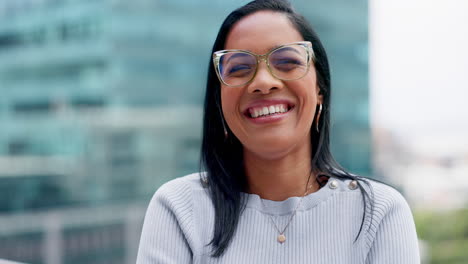 Mujer-De-Negocios,-Ciudad-Y-Retrato-Feliz-Al-Aire-Libre