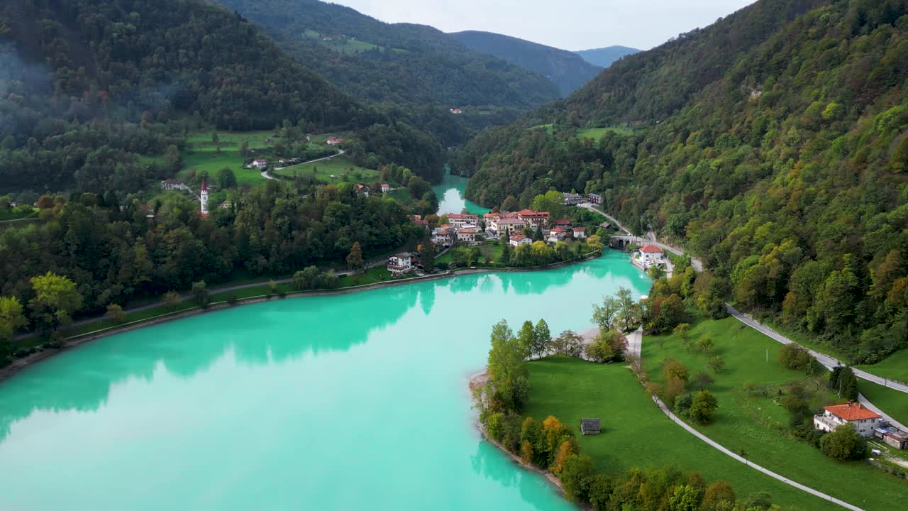 Most na Sočin kaupunki kauniissa Slovenian maisemassa – ilmakuva droonizoomauksella.