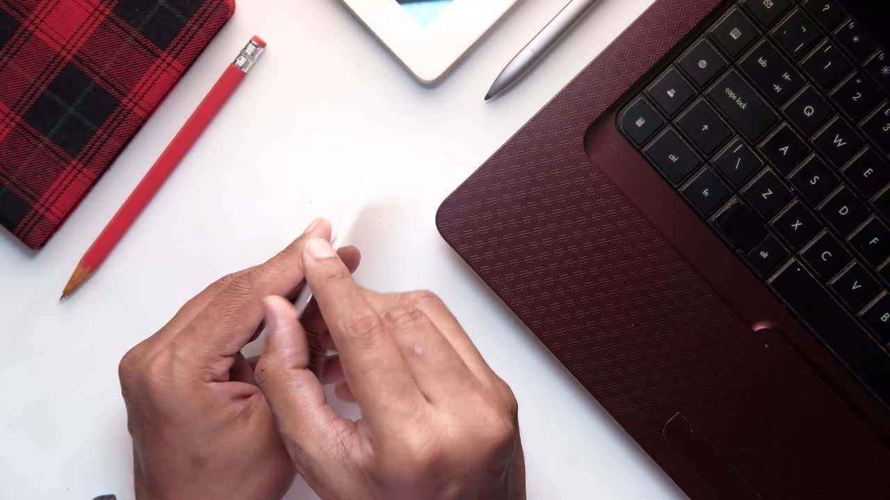 человек, использующий кредитную карту на ноутбуке