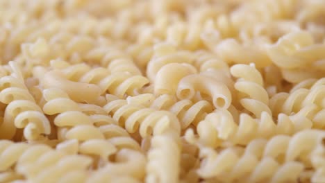 variedad de tipos y formas de pasta italiana seca en un cuenco.