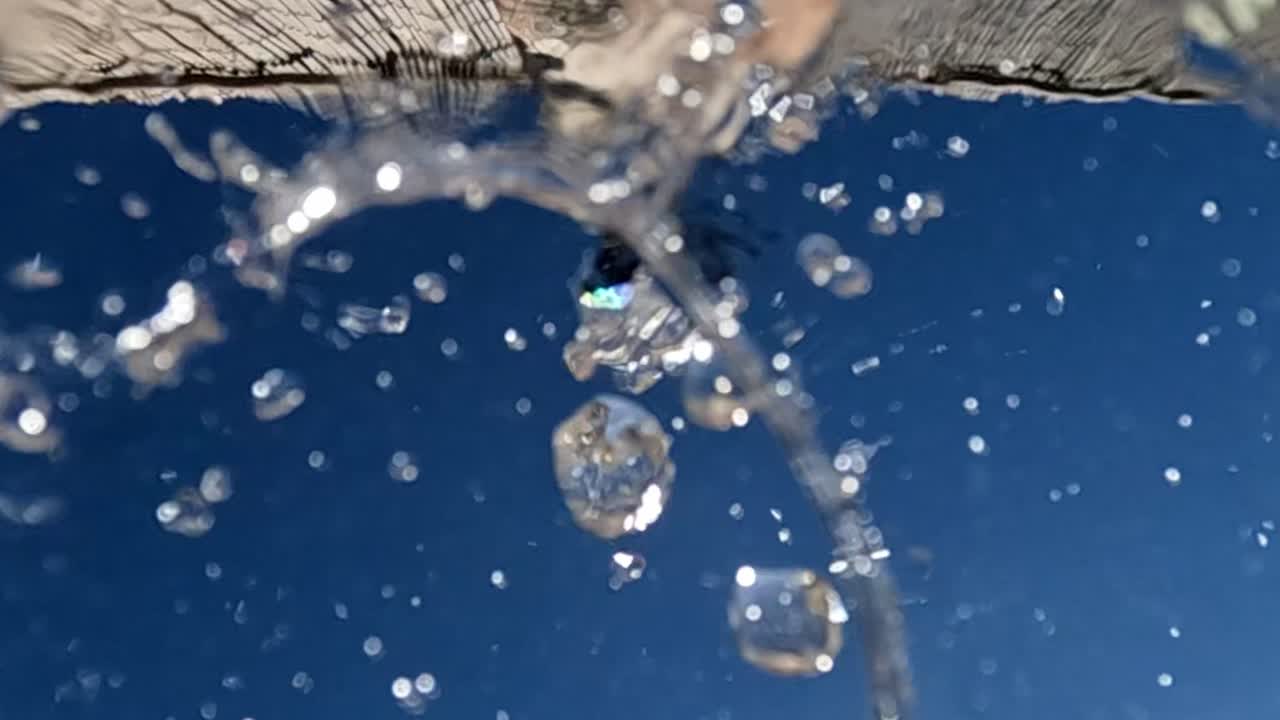 물이 카메라 아래로 흐르는 식수대의 특이한 관점