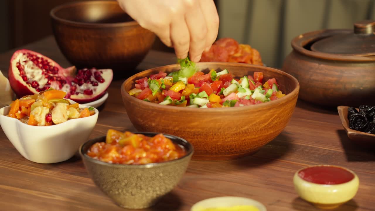 cocina marroquí. platos tradicionales, ensalada de verduras. cultura de oriente medio. comida casera. cuencos con salsas y aperitivo frío.