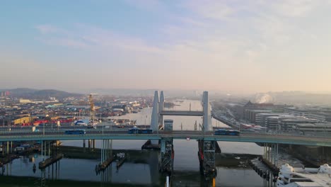 Die-Neue-Vertikale-Hubbrücke-Hisingsbron-In-Göteborg,-Schweden