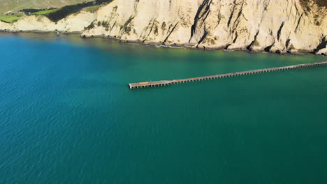 el muelle de la bahía de tolaga muestra una inclinación aérea hacia abajo.