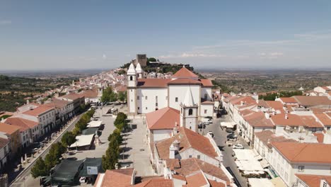 Rückblick-Aus-Der-Luft-Von-Der-Kirche-Auf-Die-Komplette-Stadt-Im-Panorama-Effekt