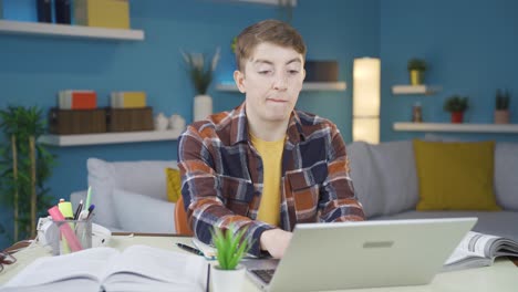 Estudiante-Reflexivo-Haciendo-Cálculos-En-Su-Cabeza.