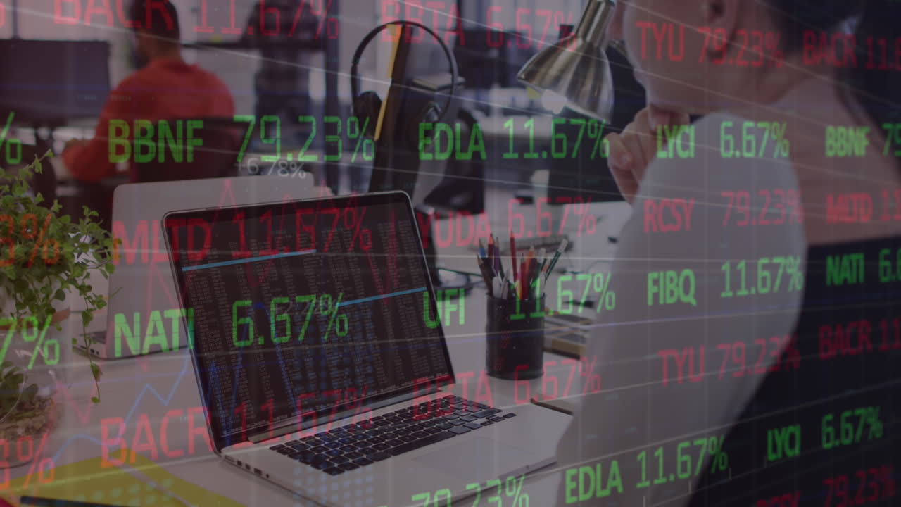 노트북으로 비디오 통화를 하는 백인 여성에 대한 주식 시장 데이터 처리의 애니메이션