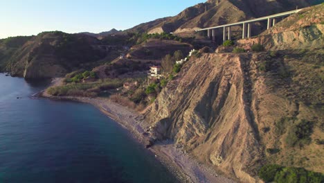 Drohne-Fliegt-In-Der-Nähe-Der-Küste-Von-Nerja,-Spanien