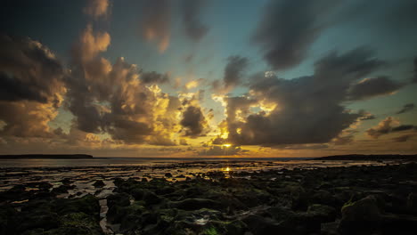 Sonnenuntergang-über-Der-Küste-Portugals-Mit-Farbenfroher-Wolkenlandschaft,-Die-Sich-Im-Wasser-Spiegelt---Zeitraffer