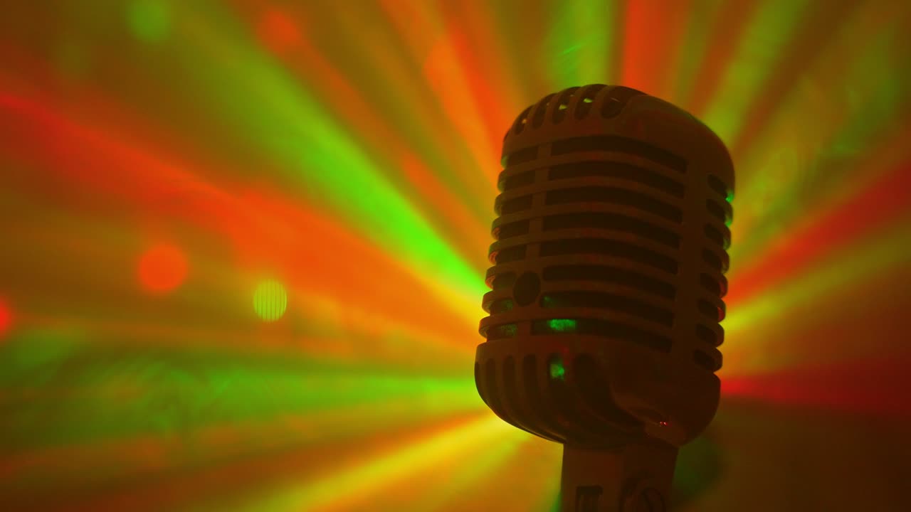 micrófono retro con luces de discoteca de escenario y niebla. actuación en vivo o concepto de karaoke.