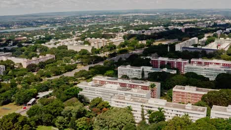 brasilia superquadras, volando sobre edificios de apartamentos residenciales con vegetación en el sur de asia