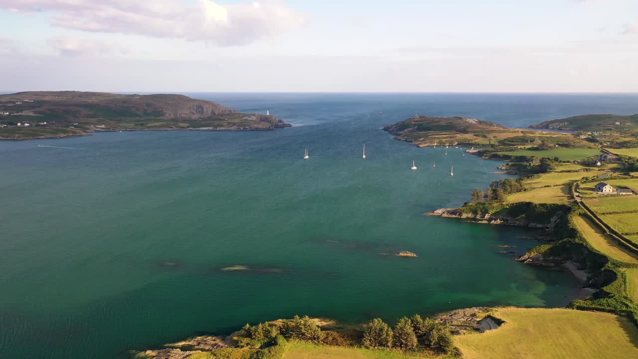 볼티모어 비콘, 사우스 웨스트 코르크, 아일랜드 항구 입구를 지키는 흰색 탑은 볼티모어의 주요 랜드마크입니다.