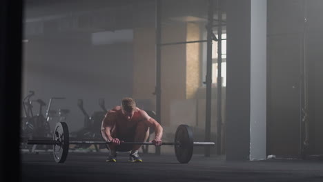 Jóvenes-Exhaustos-Descansando-Después-De-Un-Entrenamiento-Intensivo-En-El-Gimnasio.-Fitness-Hombre-Sano-Cansado-Después-Del-Ejercicio-De-Entrenamiento-De-Fuerza-En-El-Gimnasio.-Modelo-Masculino-Cansado-Y-En-Forma,-De-Pie-Y-Relajado-Después-De-Un-Entrenamiento-Intenso.