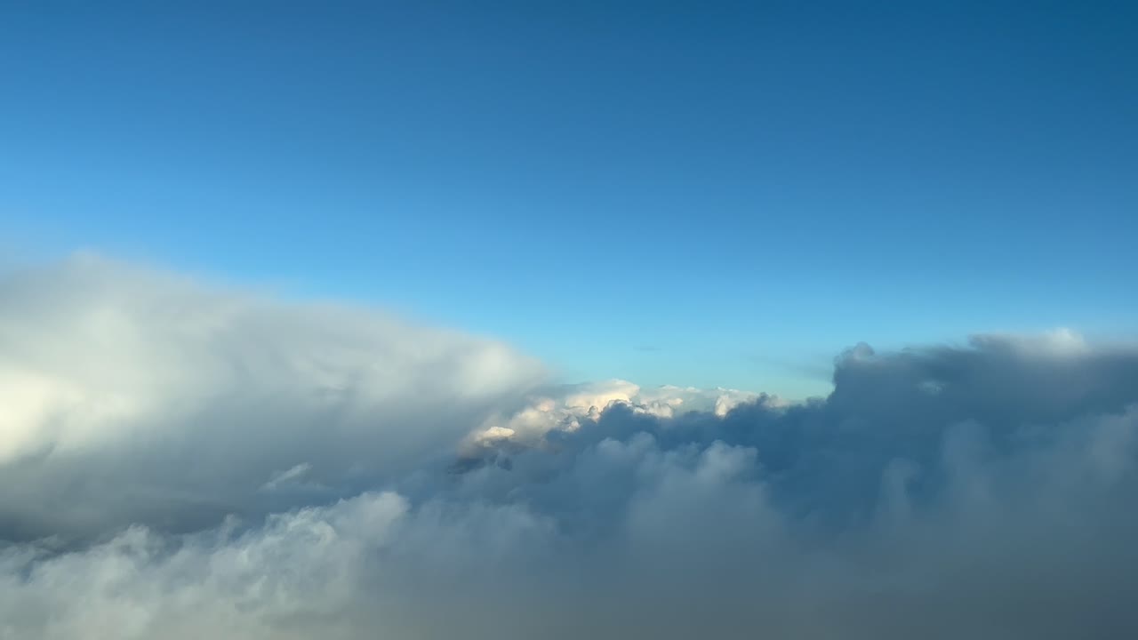 volando sobre un cielo de invierno frío y nublado disparado desde la cabina de un avión como lo ven los pilotos durante un giro a la derecha