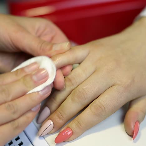 esteticista que aplica el gel
