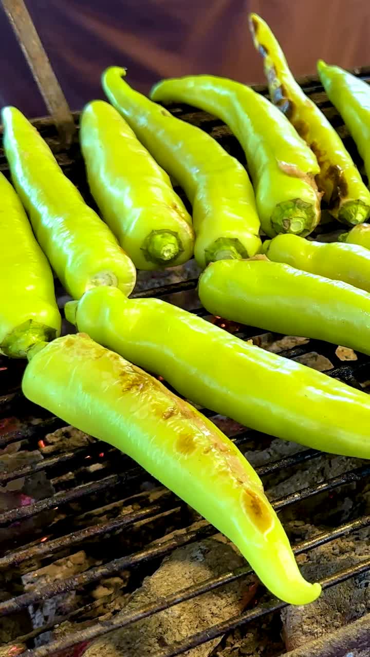 롱 라트 마요마켓에서 녹색 고추를 고 있습니다.