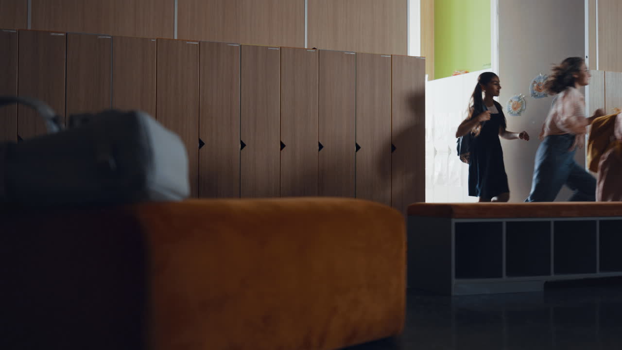 다양한 학교 아이들이 공부 후 교실 밖으로 뛰고, 아이들이 재미있게 놀고 있습니다.