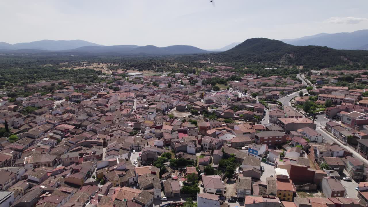 Veduta aerea: panorama urbano di Sotillo de la Adrada, Spagna - affascinante e pittoresco