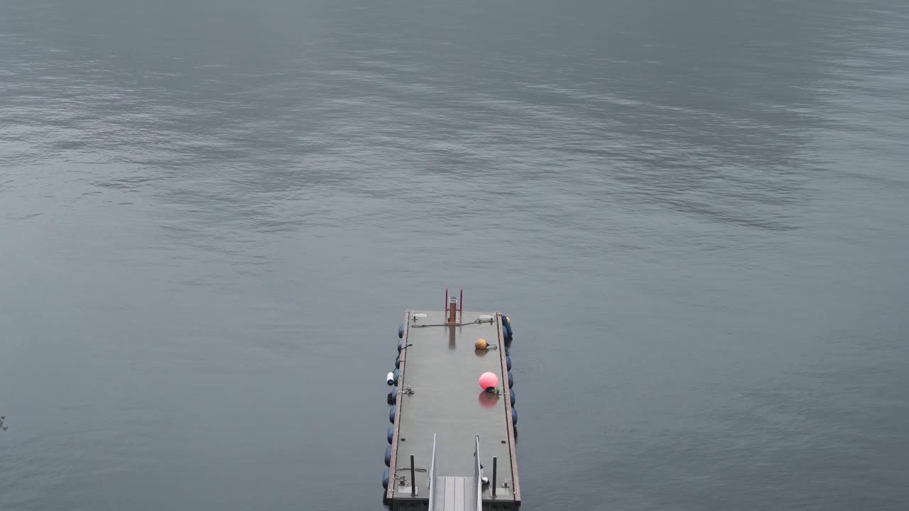 잔잔한 바다에 누워있는 작은 부두