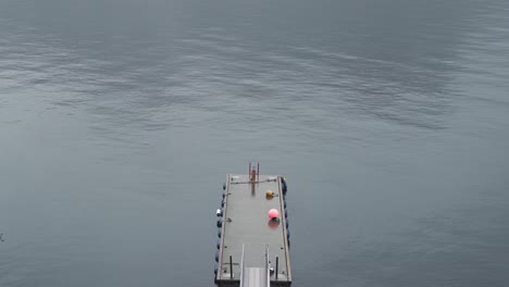 pequeño muelle tendido en el mar en calma
