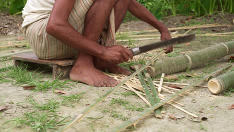 tejido de cesta con bambú planta natural en la jungla de la india cortar madera con un cuchillo