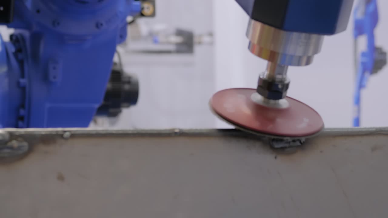 robot industrial para molienda de soldaduras y acabado de superficies en la exposición de robots