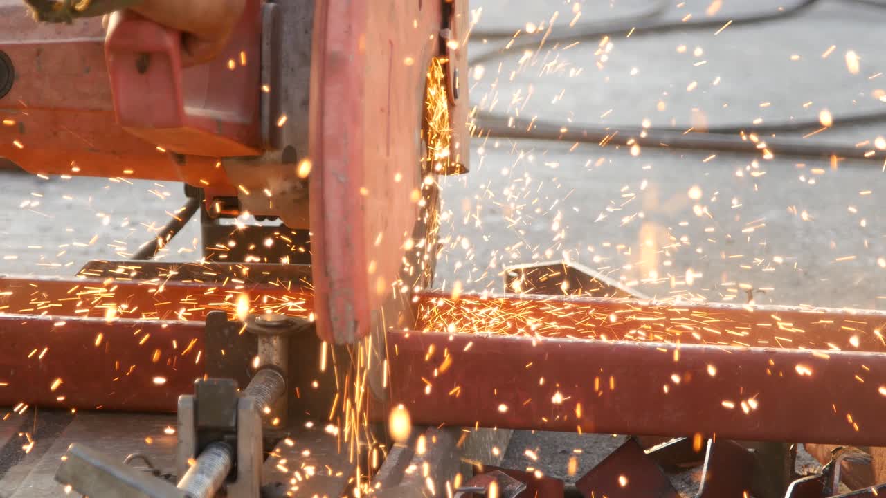 절단 강철 채널 (강철 c 채널) 은 철을 는 동안 불꽃을 일으킨다.