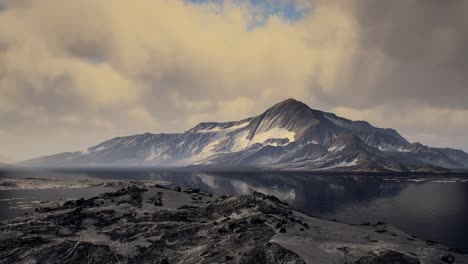 Montañas-Cubiertas-De-Hielo-En-El-Paisaje-Antártico