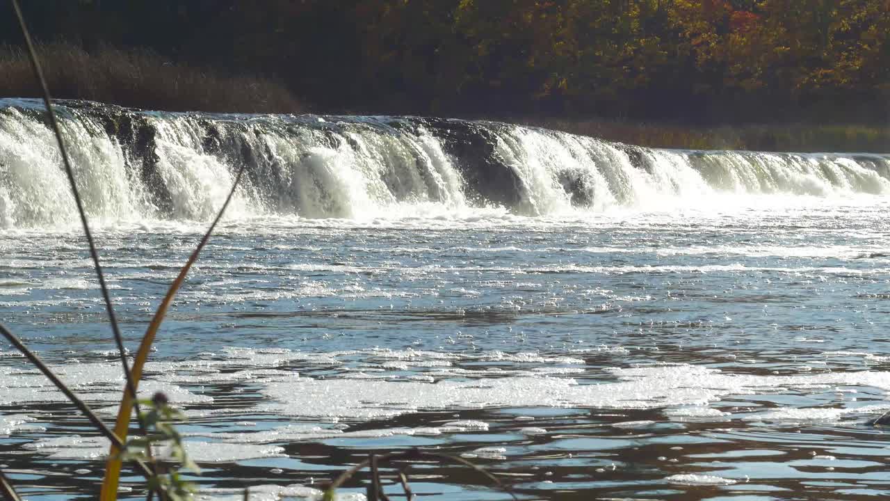venta river rapid wide shot, la cascada más ancha de europa en un soleado día de otoño, ubicada en la ciudad de kuldiga, letonia