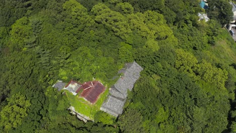 akiya abandonado en wakayama japón, ascenso aéreo estableciendo tiro 4k