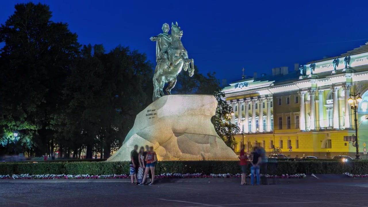 Hyperlapse de Transição Noite para Dia: Monumento a Pedro, o Grande (Cavaleiro de Bronze) na Praça do Senado, São Petersburgo, Rússia. Turistas explorando durante as Noites Brancas de Verão