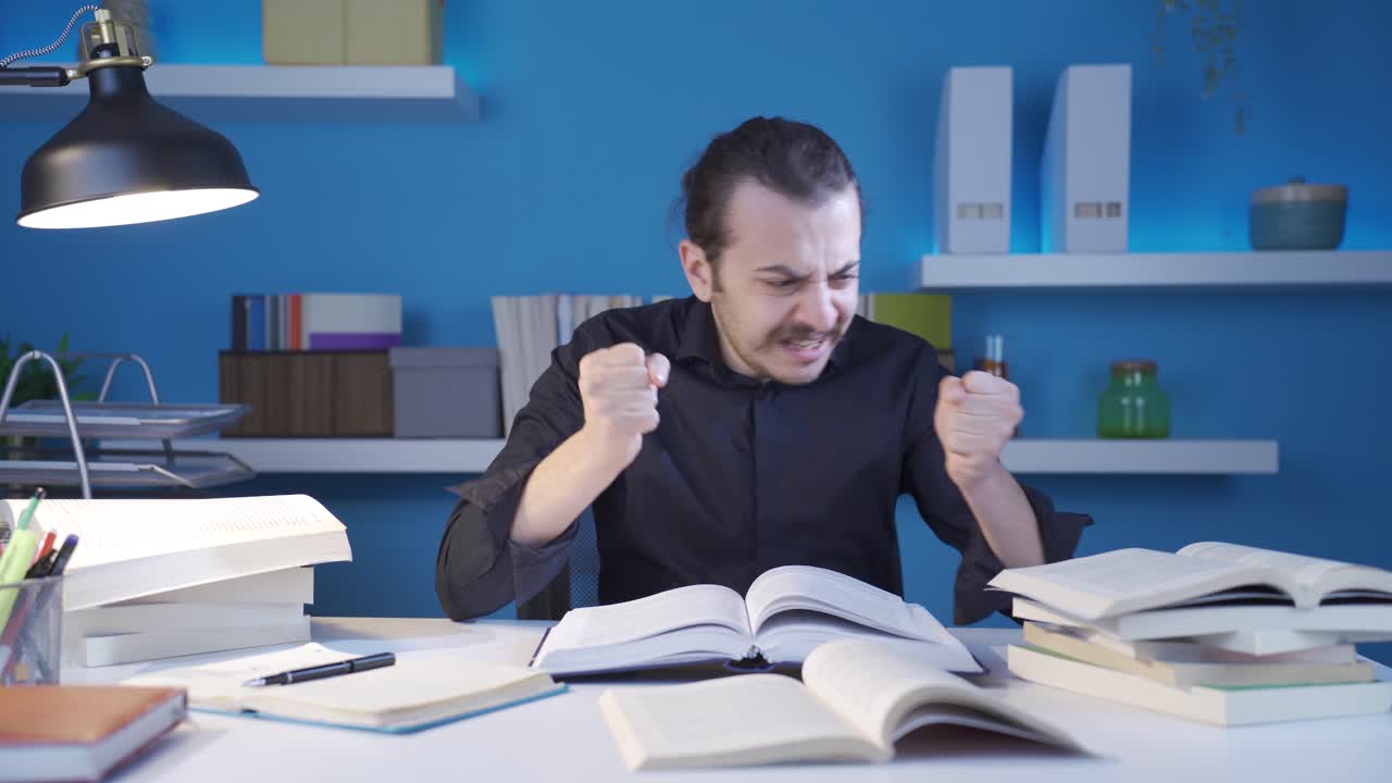 우울증에 걸린 젊은이가 혼란스럽고 직장에서 화를 내고 있습니다.