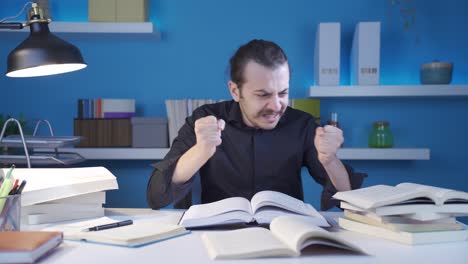 un joven deprimido está confundido y enojado por el trabajo.