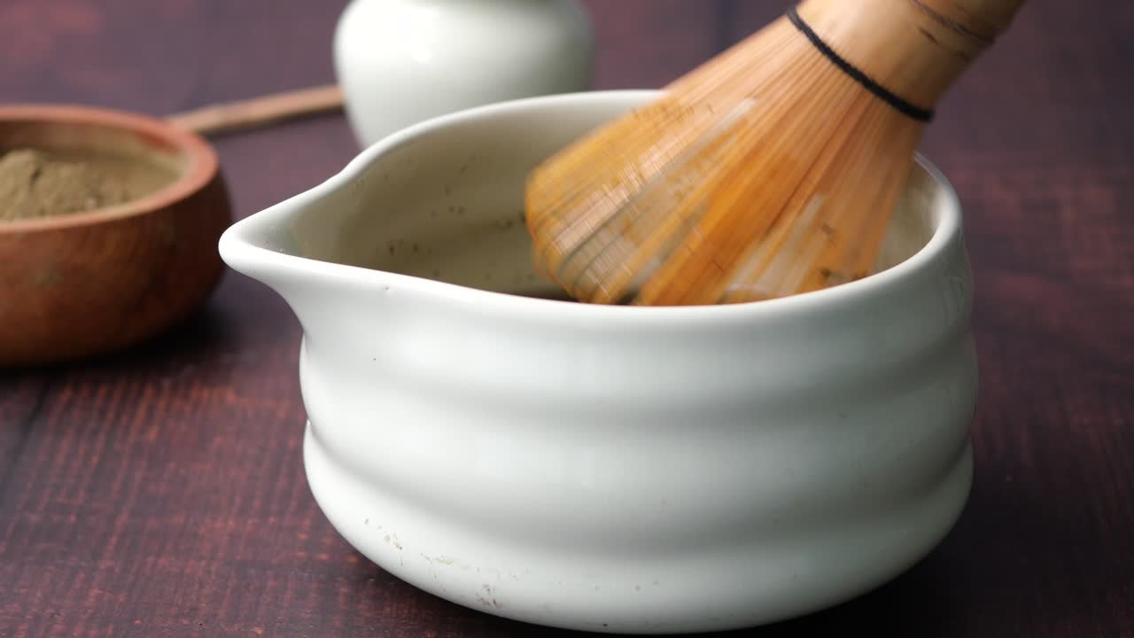 Preparazione del tè matcha