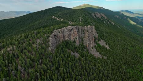 la escarpa rocosa se eleva por encima de la división continental y el bosque perenne a lo largo del monte cielo azul