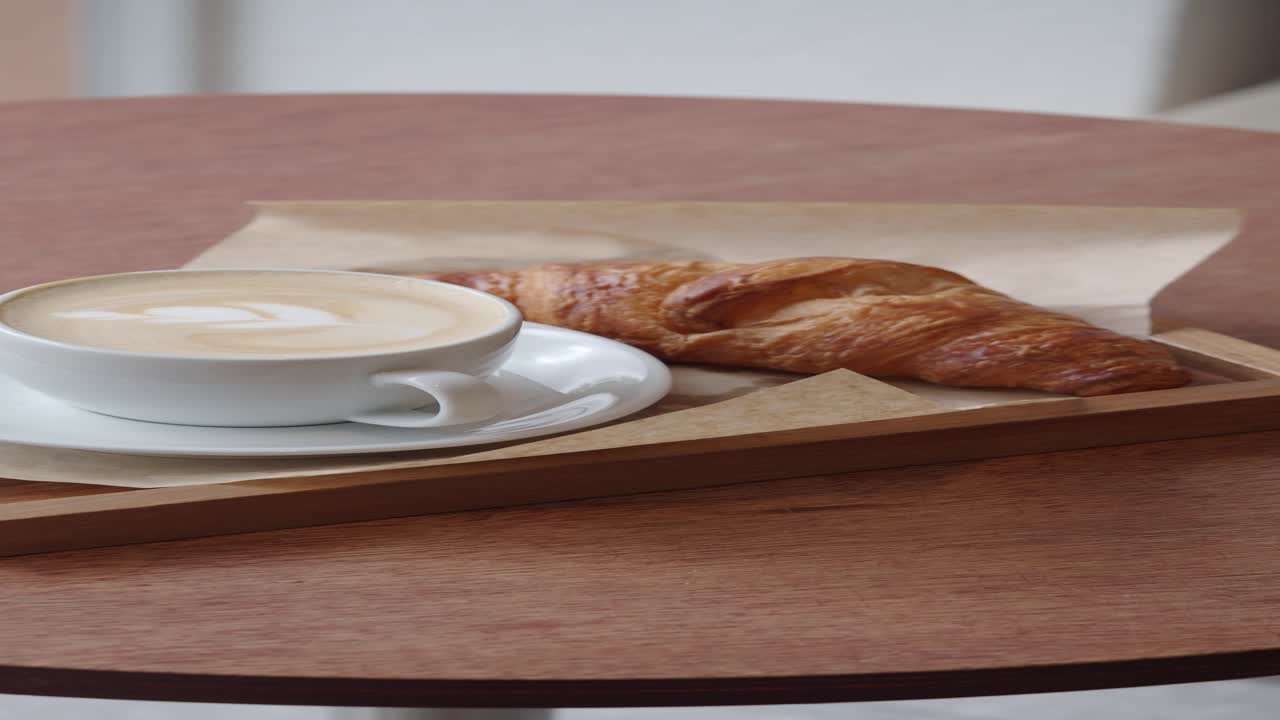 croissant y café