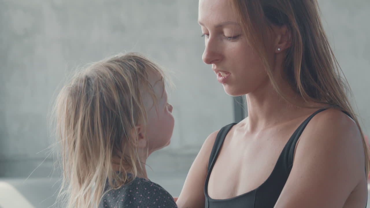 딸과 함께 있는 아름다운 여자