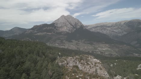 Aufnahmen,-Die-In-Barcelona,-In-Saldes,-In-Der-Nähe-Von-Pedraforca-Mit-Der-DJI-Mini-3-Pro-In-4K-Und-D-Cinelike-Aufgenommen-Wurden