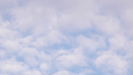 imágenes de timelapse de nubes en rápido movimiento a través del cielo azul de la primavera